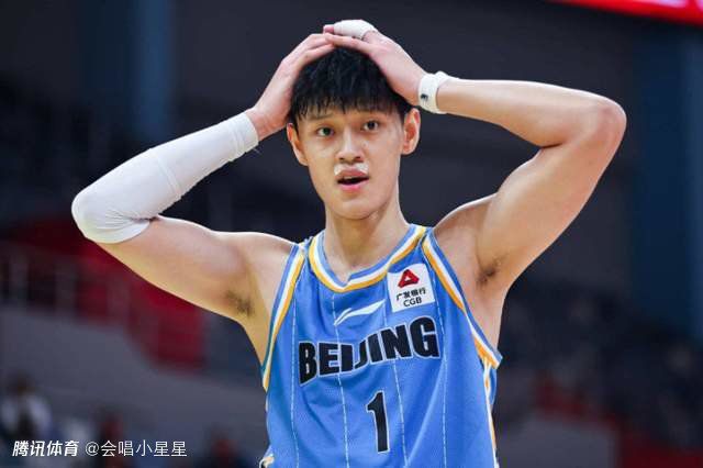 阿普顿身穿低胸长裙，巨乳呼之欲出，成功抢镜。