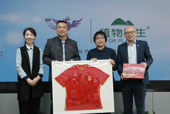 张若昀、目黑莲、妮蔻同场看秀 | (2/9) 组图：中日英炸子鸡合体!